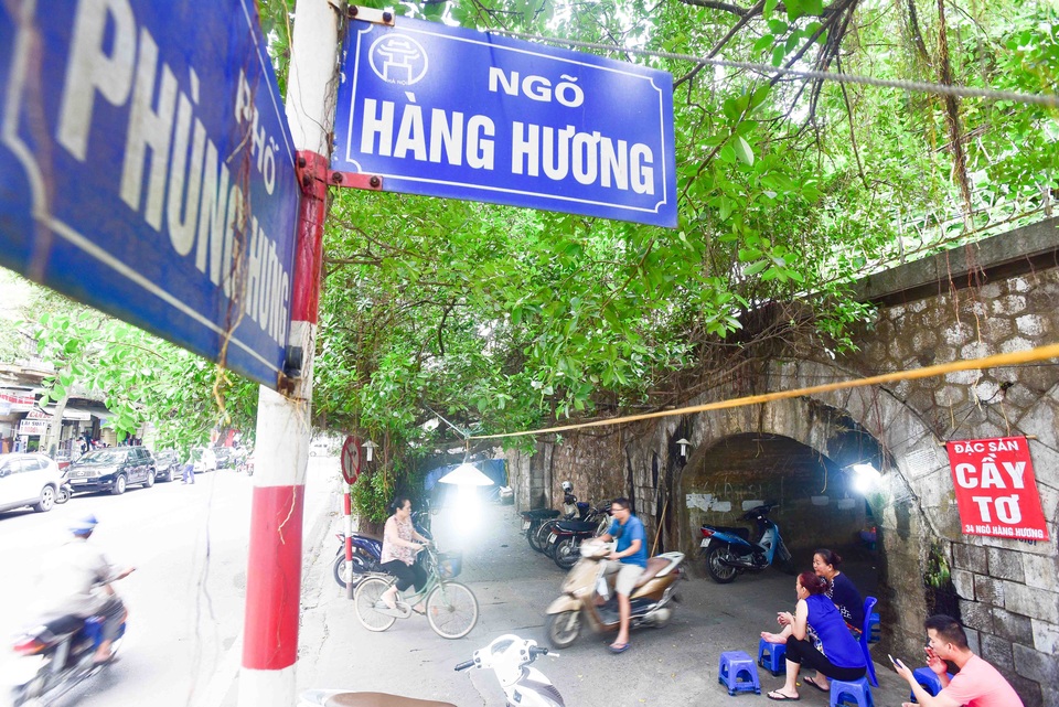 Cận cảnh 127 vòm cầu hơn trăm tuổi sắp được đục thông ở Hà Nội - 5
Vòm cầu chưa bị xây bịt ở ngõ Hàng Hương là lối đi lại nối phố Phùng Hưng với khu Lý Nam Đế.
