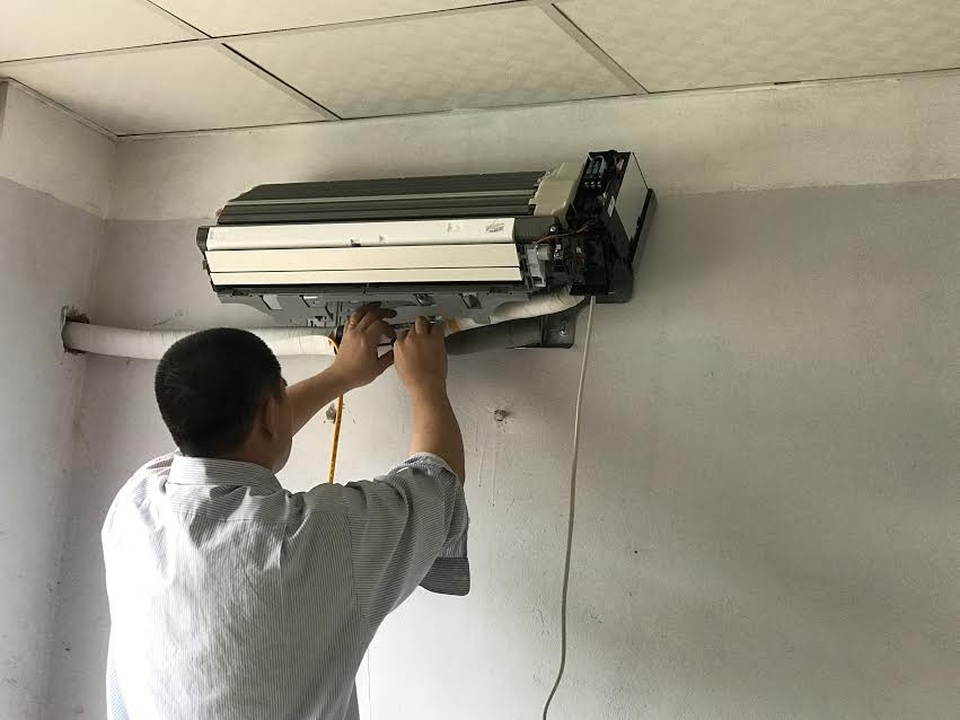 Lộ mánh "vặt tiền" mới của thợ lắp điều hòa mua siêu thị - 1
Khi lắp điều hòa cho khách, một số thợ thường lắp dây điện lõi nhôm nhưng tính tiền giá dây điện lõi đồng (ảnh minh họa)