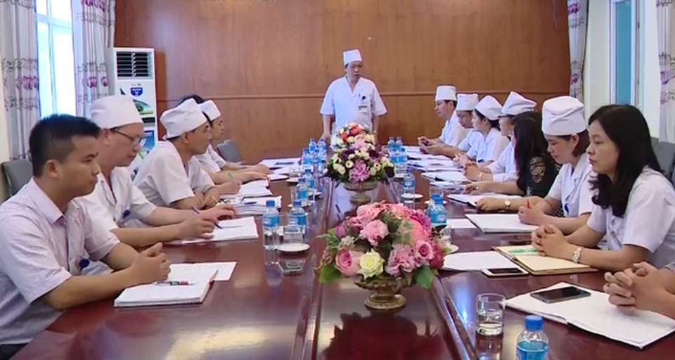 Đổi mới cách tuyển chọn cán bộ lãnh đạo - 1 Giám đốc Bệnh viện đa khoa tỉnh Bắc Giang Nguyễn Văn Đồng (giữa).