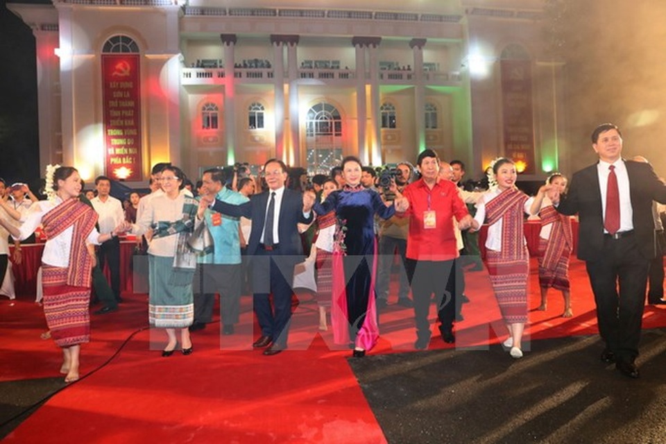 
Chủ tịch Quốc hội Nguyễn Thị Kim Ngân, Chủ tịch Quốc hội Lào Pany Yathotou và đại biểu hai nước giao lưu vòng xòe truyền thống. Ảnh: TTXVN
