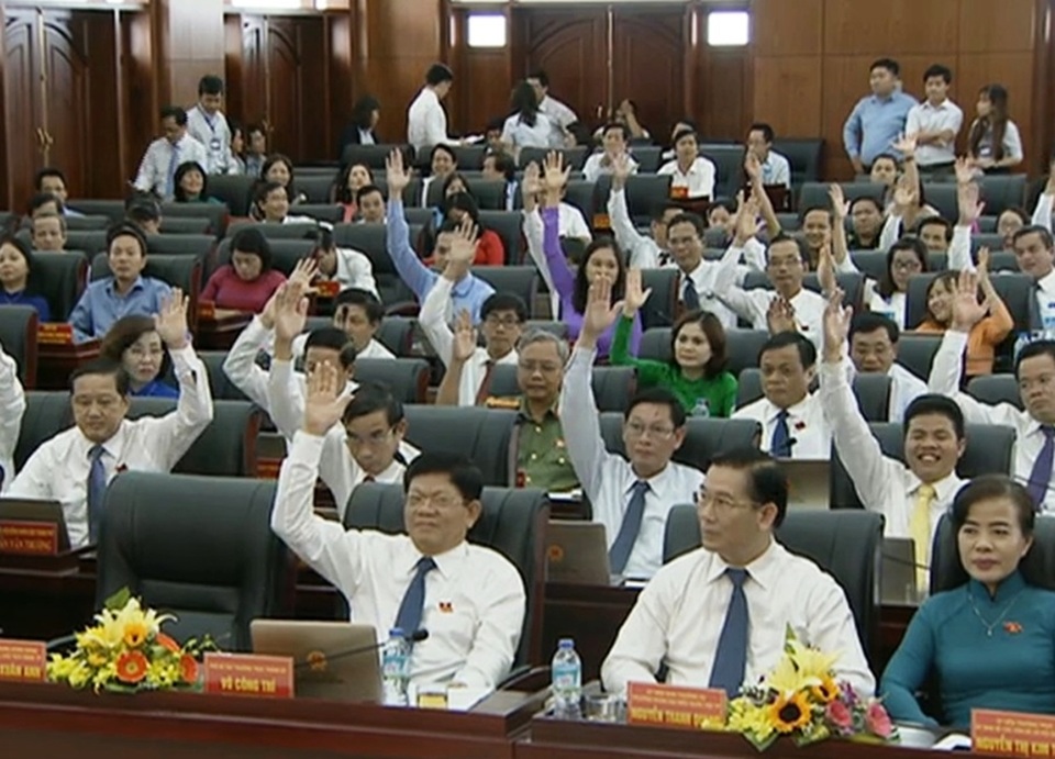 Bí thư Đà Nẵng yêu cầu đại biểu giơ tay vì biểu quyết trên máy quá chậm - 1 Đại biểu HĐND TP. Đà Nẵng giơ tay biểu quyết
