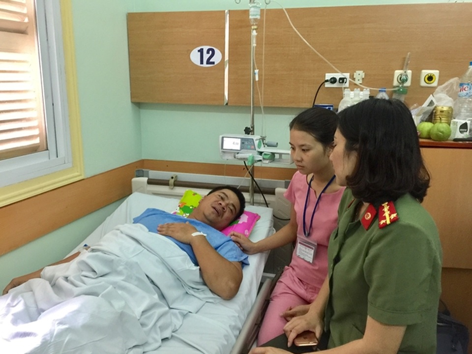 Phút đối diện với tử thần của Thượng úy CSGT suýt bị chẹt chết - 1 Thượng uý Nguyễn Anh Đức kể lại phút giây sinh tử khi bám trên gương container