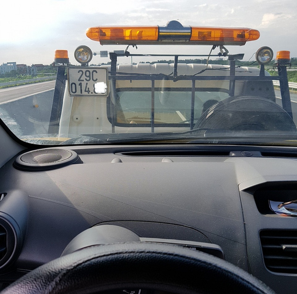 
Hình ảnh chiếc xe của anh M được cứu hộ đưa về từ cao tốc Hà Nội - Hải Phỏng (ảnh nhân vật cung cấp)
