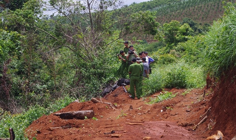 Thuê “sát thủ” từ Nghệ An vào Đắk Nông để giải quyết mâu thuẫn - 1 Công an tỉnh Đắk Nông đang tiến hành khám nghiệm một vụ án trên địa bàn