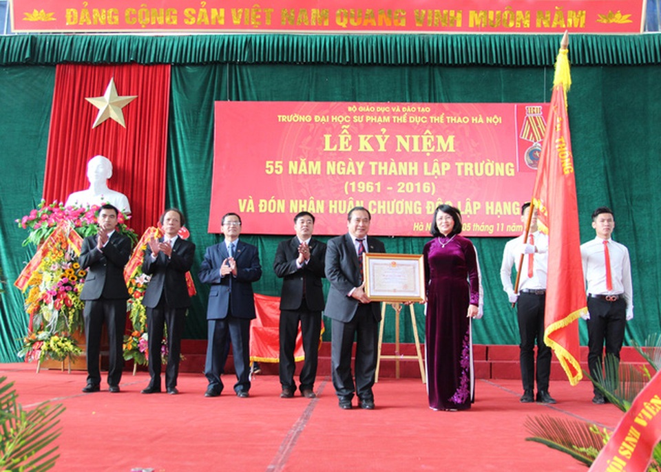 Trường Đại học Sư phạm TDTT Hà Nội thông báo tuyển sinh đại học chính quy năm 2017 - 1 Phó Chủ tịch nước Đặng Thị Ngọc Thịnh trao Huân chương Độc lập hạng Ba cho Nhà trường năm 2016.
