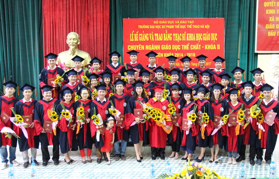 Trường Đại học Sư phạm TDTT Hà Nội thông báo tuyển sinh đại học chính quy năm 2017 - 2 PGS. TS. Phạm Xuân Thành - Bí thư Đảng ủy- Hiệu trưởng Nhà trường trao bằng tốt nghiệp trình độ ThS cho các học viên cao học khóa 2.