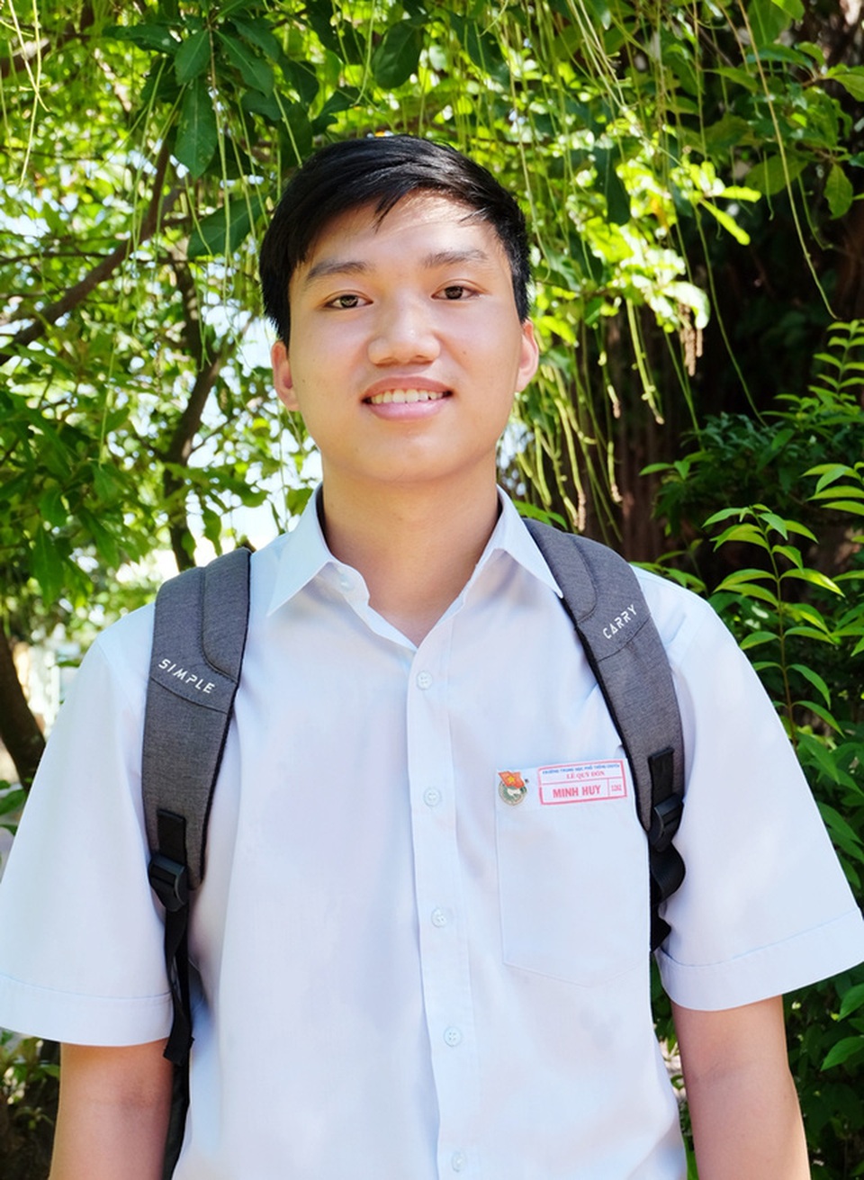 “Điểm danh” 13 thủ khoa 30 điểm của cả nước năm 2017 - 13
Đào Ngọc Minh Huy - HS lớp 12A2 THPT chuyên Lê Quý Đôn (Đà Nẵng) đạt 30 điểm tuyệt đối khối B