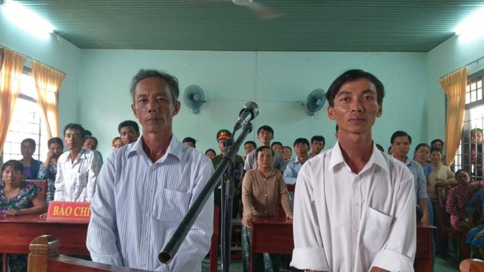 Tòa vẫn kết án 2 nông dân "nhận hối lộ" - 1