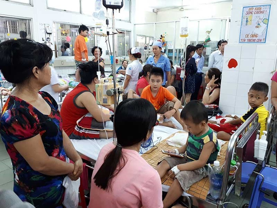 Bệnh viện quá tải… người chăm bệnh - 1
Quá tải người bệnh lẫn thân nhân người bệnh đang là vấn đề làm các bệnh viện đau đầu. Ảnh: HÀ PHƯỢNG