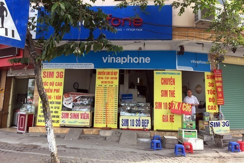 Doanh nghiệp hiến kế thu SIM rác của "đối thủ" nộp cơ quan quản lý - 1 
Một cửa hàng bán SIM thẻ tại đường Giải Phóng, Hà Nội. (Ảnh minh họa: Vietnam+)