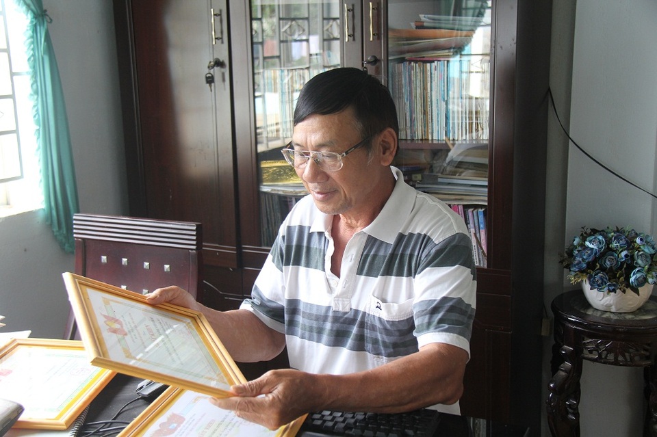 Dòng họ nổi tiếng nhất về học hành ở Đắk Nông - 2
Ông Minh tự hào khoe về những thành tích mà Chi hội khuyến học Trương Văn giành được.