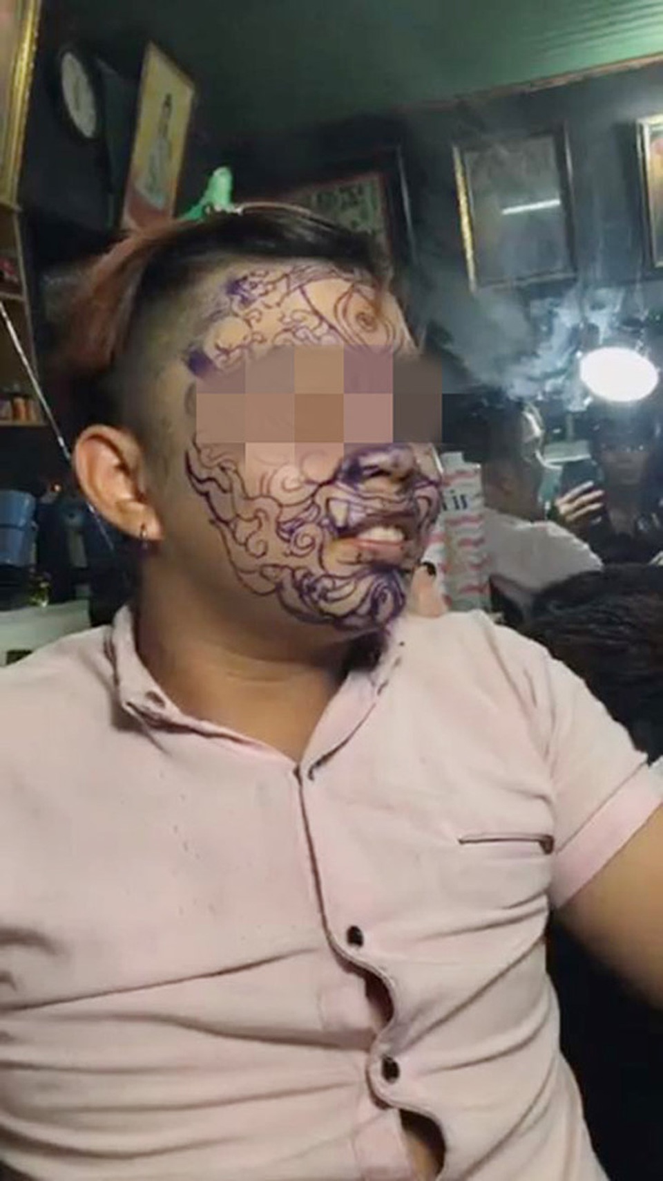 
Thanh niên xăm kín mặt.
