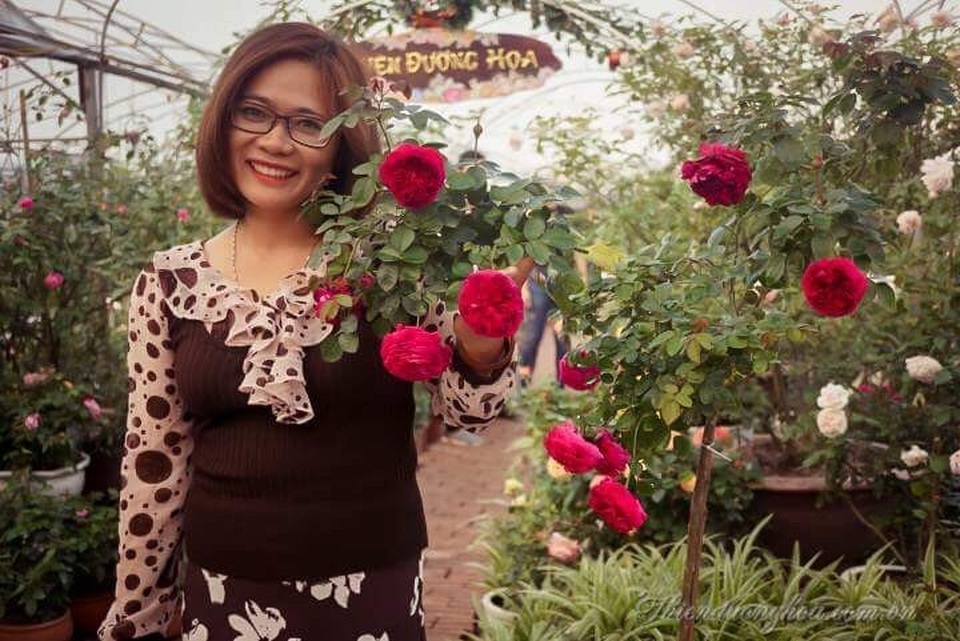 Chồng trích lương, chiều vợ xuất ngoại sưu tập 500 loài hoa hồng - 1
Chị Lê Thị Thu Hằng bên vườn hồng rực rỡ của mình