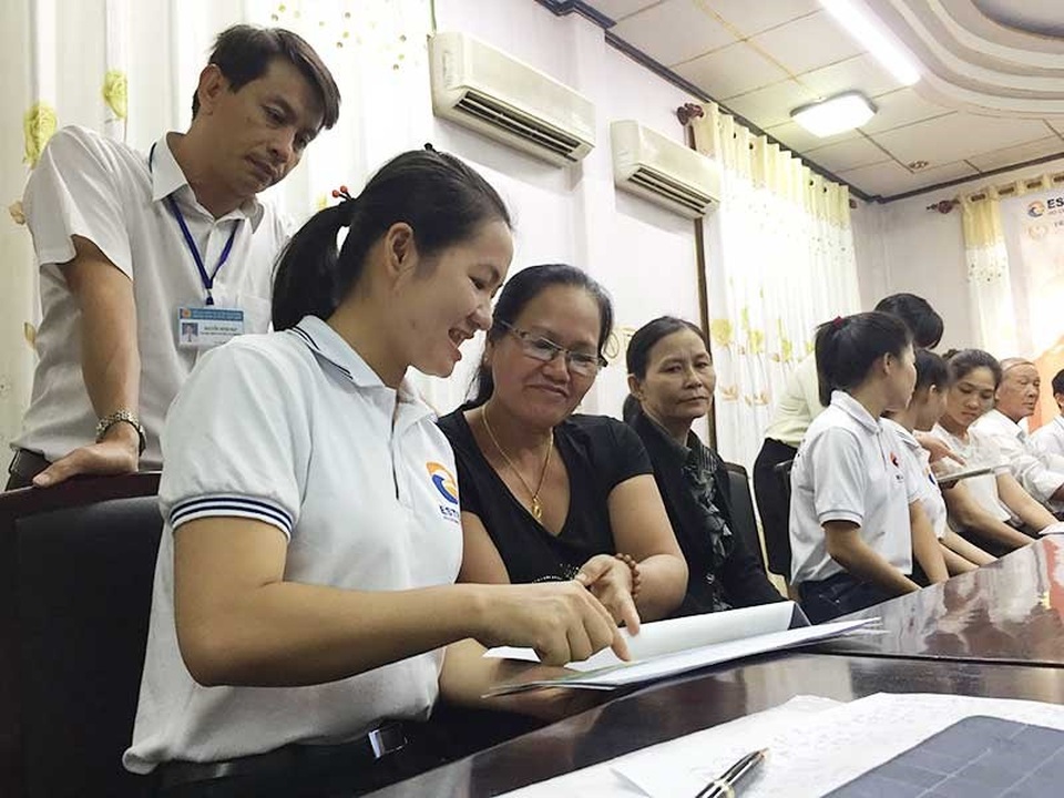 Công ty Nhật về quê ‘săn’ lao động - 1 Sau khi trúng tuyển, các công ty Nhật mời thân nhân các ứng viên đến để thông tin chi tiết và trả lời các thắc mắc về điều kiện, thời gian làm việc và thu nhập của con em họ. Ảnh: AN NHIÊN