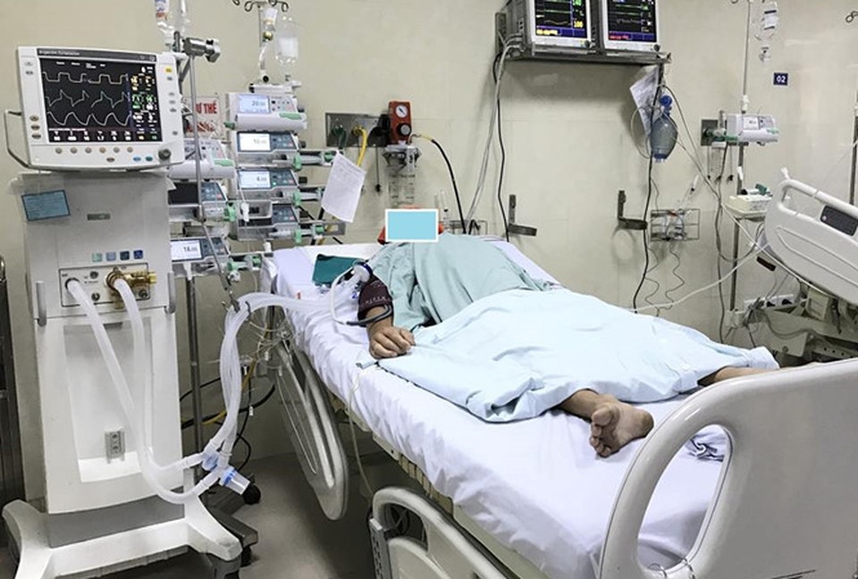 Hà Nội: 2 người chết, 1 mù vĩnh viễn vì ngộ độc rượu chứa methanol - 1 Bệnh nhân ngộ độc rượu đang được điều trị tại Khoa Hồi sức tích cực - BV E TƯ