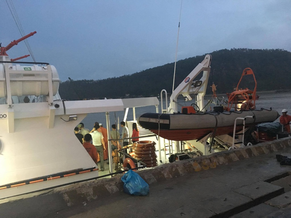 Vụ tìm kiếm 13 thuyền viên: Tìm thấy 1 thi thể trong con tàu chìm - 2 Tàu SAR411 đưa các đội thợ lặn ra tìm kiếm từ sáng sớm. (Ảnh: Nguyễn Duy)