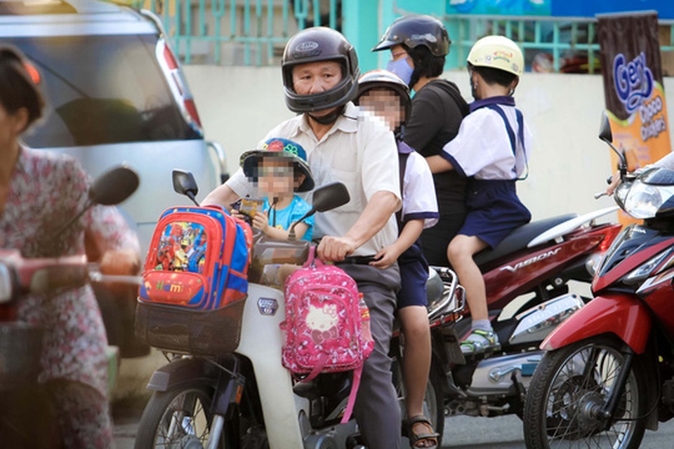 Vì sao trẻ sợ đi học? - 1
Các cuộc trò chuyện ngắn có tác dụng giảm những lo âu, căng thẳng mà bé có thể gặp phải. (Ảnh chỉ có tính minh họa) Ảnh: HOÀNG TRIỀU