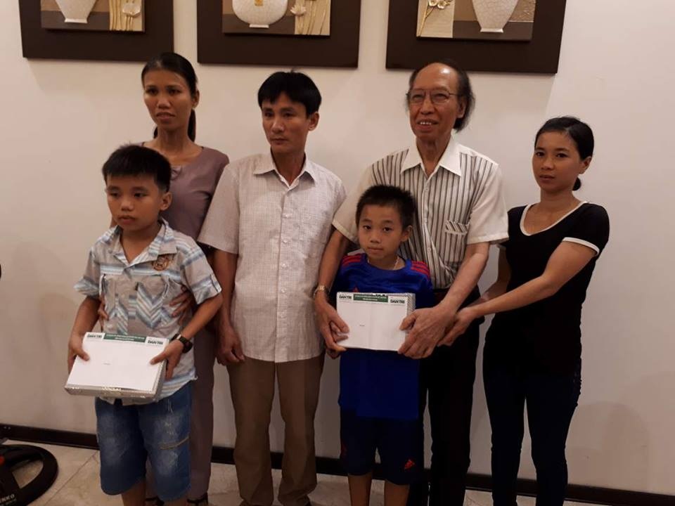 Báo Dân trí tưởng nhớ hương hồn các anh hùng liệt sỹ Ngã ba Đồng Lộc - 7 Tổng Biên tập Phạm Huy Hoàn trao món quà cho bé Mạnh và gia đình chị Thu