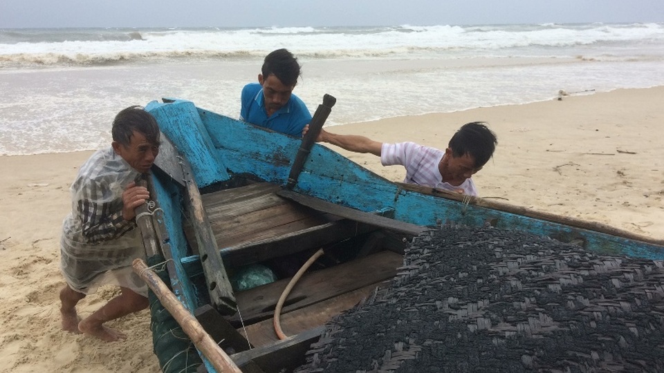 Bão số 4 áp sát, vùng dự kiến tâm bão căng mình ứng phó - 4
Ngư dân khẩn trương đưa thuyền vào bờ