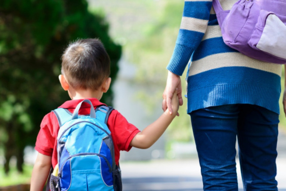 Thời gian đầu tiên tới lớp của bé luôn là trải nghiệm đáng nhớ với cha mẹ. Ảnh minh họa