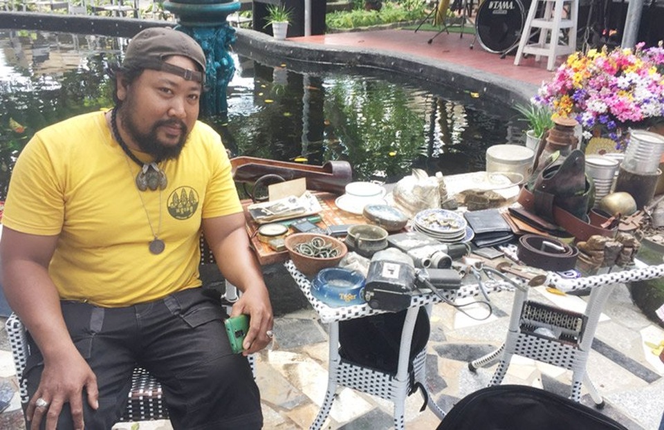 Nam diễn viên bán đồ cũ ở chợ ve chai Sài Gòn - 1 Diễn viên Khánh Râu bên gian hàng của mình