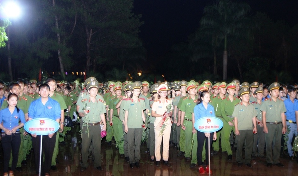 Hàng vạn ngọn nến lung linh trong đêm tri ân liệt sĩ - 5 Hơn 2.000 đoàn viên thanh niên dự lễ thắp nến tri ân anh hùng liệt sỹ