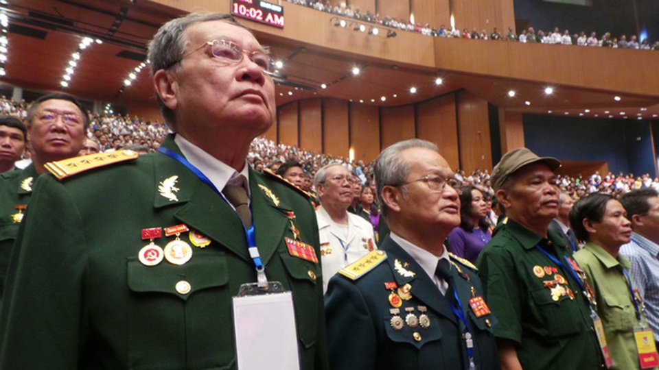 Tổng Bí thư: Máu đào đã nở hoa cho đất nước hôm nay! - 2
Các đại biểu trang nghiêm làm lễ chào cờ.