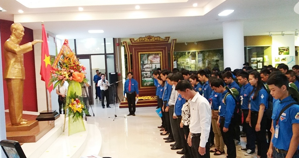 Tuổi trẻ Bình Định, Huế với truyền thống “Uống nước nhớ nguồn” - 4 Phút mặc niệm tưởng nhớ các anh hùng liệt sĩ ở Bảo tàng Hồ Chí Minh