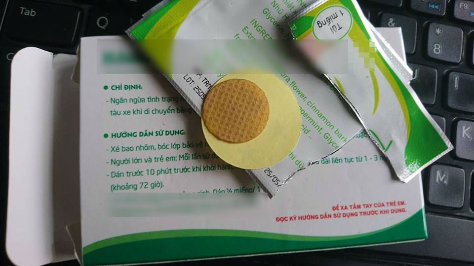 Trẻ hôn mê, loạn tri giác vì miếng dán chống say tàu xe - 1 Miếng dán chống say tàu xe có thể dẫn tới những bất thường ở trẻ