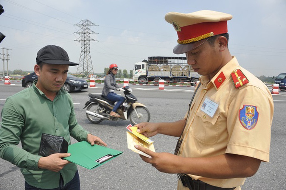 Tăng mức phạt vi phạm giao thông từ 1/8? - 1
Cục CSGT khẳng định không tăng nặng mức phạt vi phạm giao thông từ 1/8