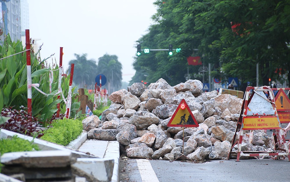 Hà Nội: Nơm nớp lo khi đi qua đường liên tục sạt lở - 11
Công việc sửa chữa thường diễn ra vào ban đêm. Vật liệu xây dựng được tập kết trên đường, khá cản trở việc đi lại.