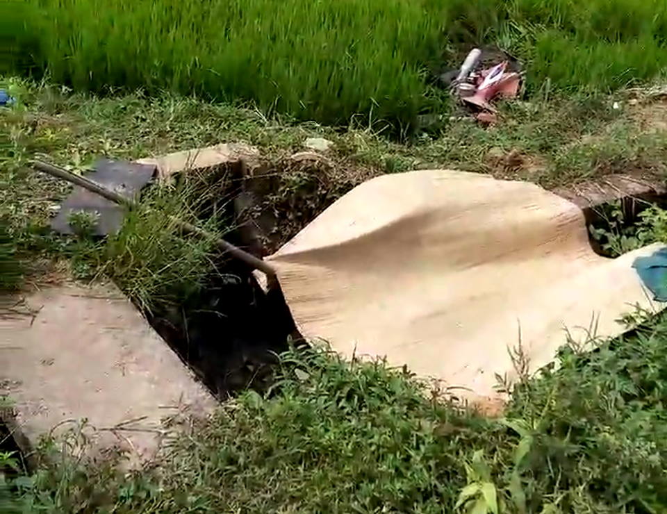 Đi đánh cá trên sông, một sinh viên tử nạn - 2 Hiện trường thi thể nam thanh niên tử vong, bên cạnh là chiếc xe máy