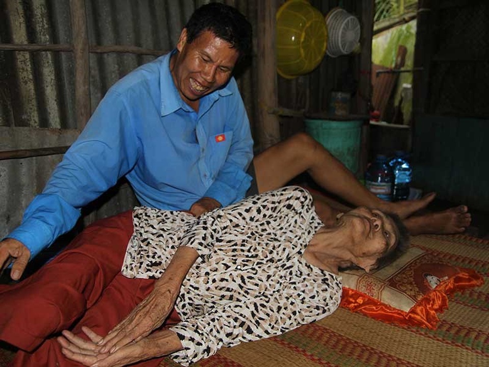 Người con điên nuôi mẹ già 90 tuổi... - 1
Anh Nguyễn Văn Đợi luôn ở bên cạnh mẹ mỗi giây mỗi phút mà không muốn đi đâu xa vì nhớ mẹ... Ảnh: TÍN HUY