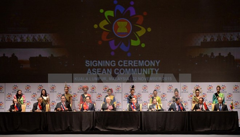 50 năm ngày thành lập ASEAN - những sự kiện đáng nhớ - 1
Các nhà lãnh đạo 10 quốc gia ASEAN ký Tuyên bố Kuala Lumpur năm 2015 về Thành lập Cộng đồng ASEAN và Tầm nhìn Cộng đồng ASEAN đến năm 2025 (22/11/2015). (Ảnh: Tư liệu TTXVN)