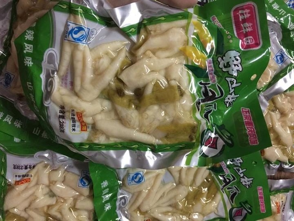 Chân gà muối Trung Quốc 9 tháng không hỏng tràn "chợ mạng" - 1
Dù xuất hiện ở Việt Nam khá lâu nhưng gần đây, món chân gà muối cay Trung Quốc trở thành món ăn hot