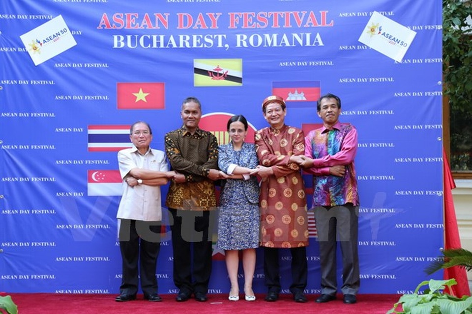 ASEAN - yếu tố tác động tích cực đến hòa bình ở khu vực và thế giới - 1
Đại diện Đại sứ quán 5 nước ASEAN tại Romania. (Nguồn: Đại sứ quán Việt Nam ở Romania)
