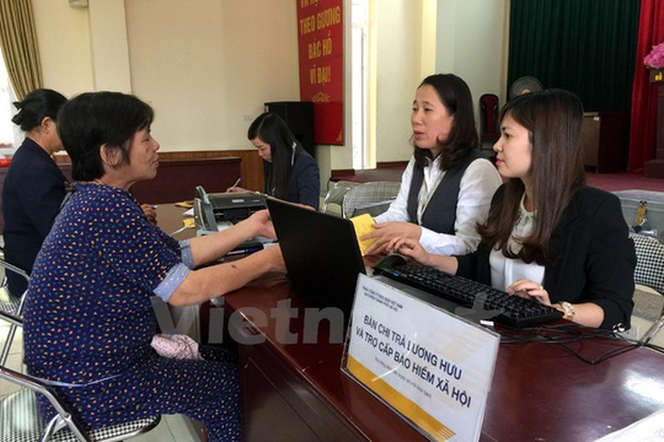 Chưa điều chỉnh lương hưu, trợ cấp BHXH trong tháng 8-2017 - 1 Người dân TP Hà Nội lãnh lương hưu ở bưu điện. (Ảnh: T.H/Vietnam+)