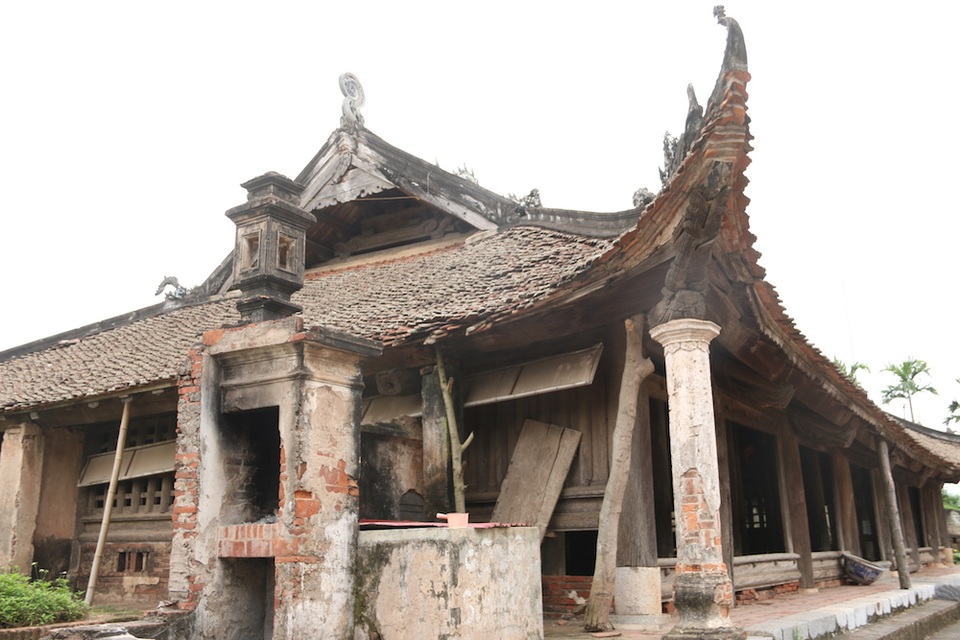 
Theo ông Nguyễn Như Chương, trưởng ban khánh tiết của thôn Tiền Lệ, khoảng ba năm nay, đình bắt đầu xuống cấp nghiêm trọng. Nhiều kèo, cột bị mục nát không đỡ được mái ngói nên có phần mái ngói võng xuống, xô lệch. Để khắc phục, người dân dùng cây xoan, tre chằng chống quanh đình, trông rất tạm bợ.
