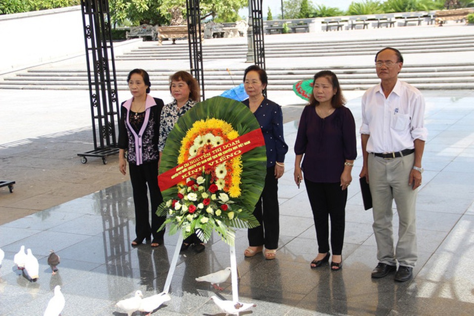 Chủ tịch Hội Khuyến học Việt Nam tri ân các anh hùng, liệt sĩ tại Quảng Trị - 1 GS-TS Nguyễn Thị Doan, Chủ tịch Hội Khuyến học Việt Nam cùng đoàn đến dâng hoa, dâng hương tri ân các liệt sĩ tại Nghĩa trang Quốc gia đường 9