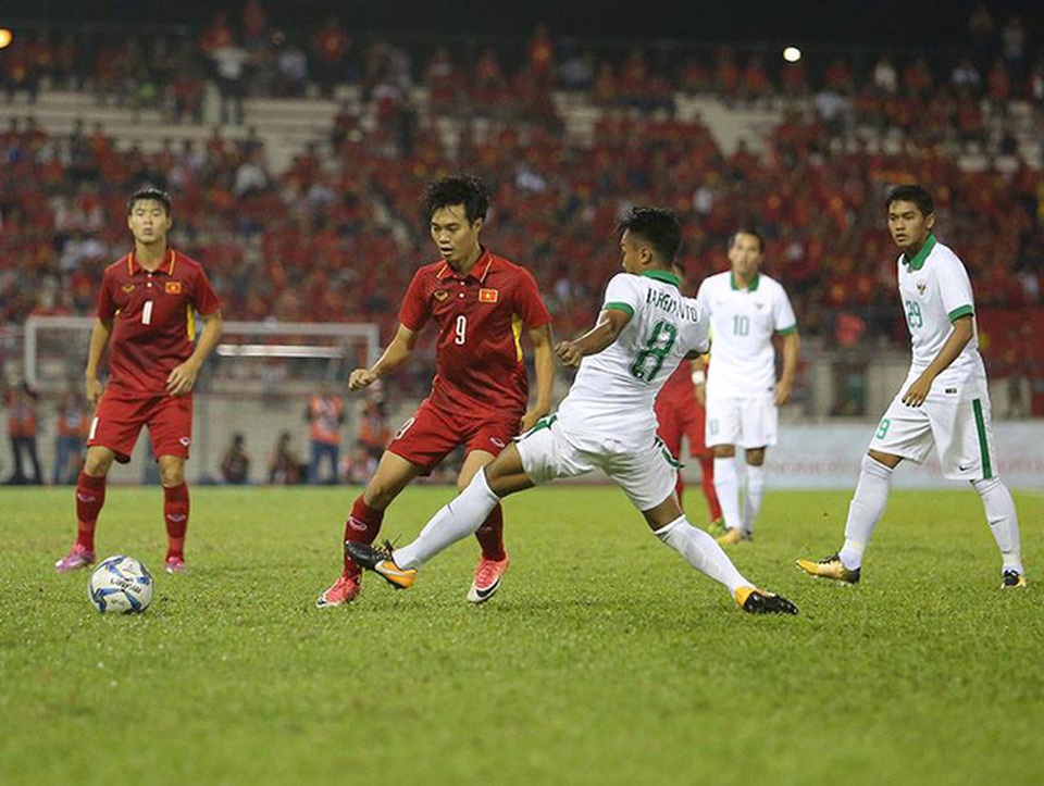 U22 Việt Nam 0-0 U22 Indonesia: Chia điểm đáng tiếc - 8
Văn Toàn (thứ hai từ trái sang) gây nhiều khó khăn cho U22 Indones bằng những tình huống đi bóng tốc độ, kỹ thuật, ảnh: Q.H