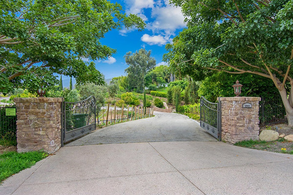 Choáng ngợp với biệt thự cổ nằm giữa vườn nho có giá tới 284 tỷ - 1 Biệt thự LAdmirable nằm trên khu đất vàng nhìn thẳng ra mũi Point Dume bên bờ biển Malibu.