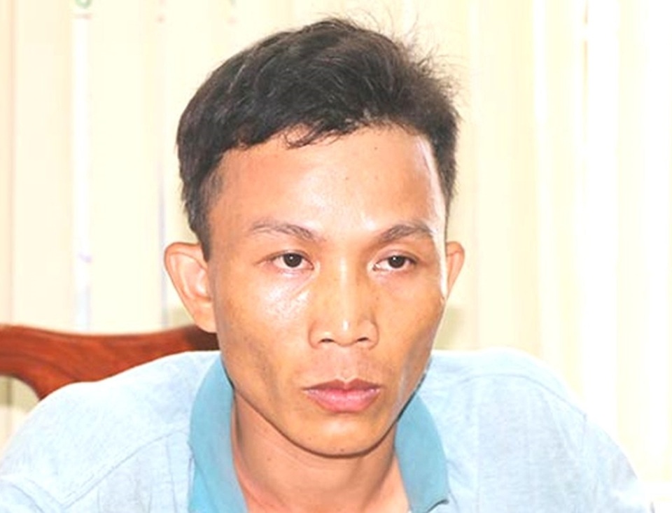 Bắt kẻ hành hạ con gái ruột sau hai năm lẩn trốn - 1
Đối tượng tại cơ quan Công an