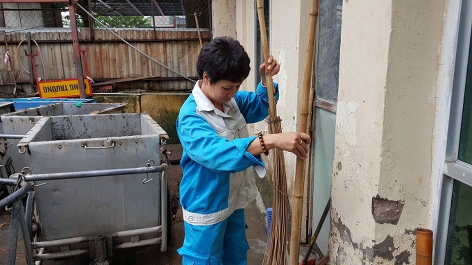 Người đàn ông bế con trong đêm khiến nữ lao công rụng rời - 1 Chị Tuyết chuẩn bị đồ đi làm. Ảnh: Nhật Linh
