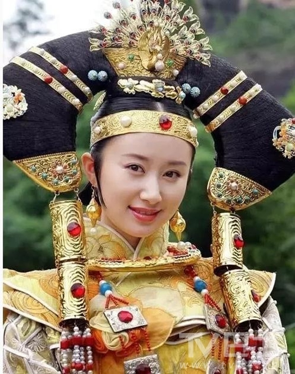 Mỹ nhân Hoa suýt "gãy cổ" vì những búi tóc khổng lồ - 1 Mỹ nhân Hoa suýt "gãy cổ" vì những búi tóc khổng lồ - 1