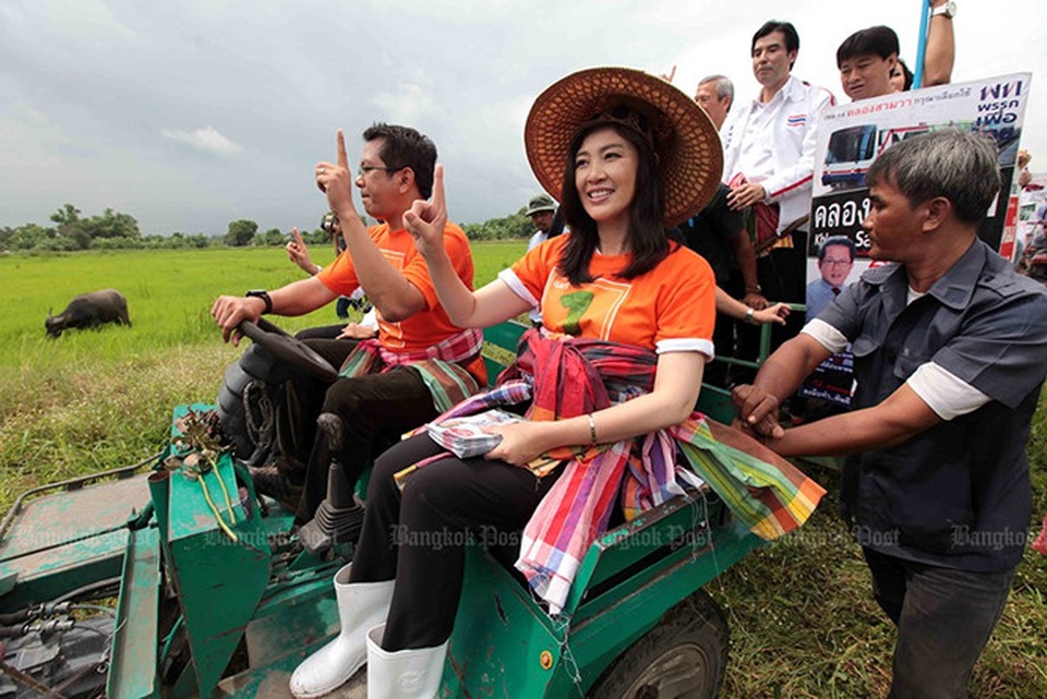 Yingluck Shinawatra: Người liên tục khiến chính trường Thái Lan "dậy sóng" - 1
Bà Yingluck Shinawatra khi còn là ứng cử viên đảng Pheu Thai, xuất hiện cùng phó phát ngôn viên đảng Pheu Thai – Jirayu Huangsap khi ông Huangsap ra mắt chiến dịch tranh cử tại khu vực bỏ phiếu của ông ở Klong Sam Wa (Bangkok, Thái Lan) ngày 5/6/2011. Ảnh: Bangkok Post