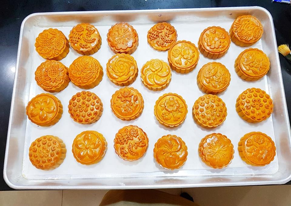 "Đặt gạch" chờ 45 ngày mua bánh trung thu handmade - 1
Bánh trung thu handmade đang được các bà nội trợ cực kỳ ưa chuộng (ảnh: Lê Ngọc Yến)