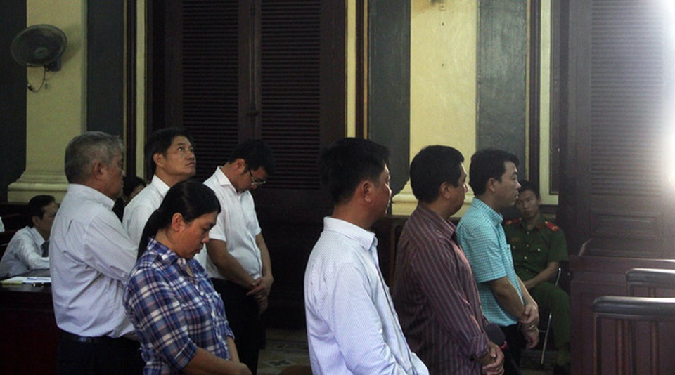Nguyên Tổng Giám đốc VN Pharma: Thuốc chữa ung thư giả là bình thường - 1 Các bị cáo nghe đại diện Viện kSND TPHCM công bố cáo trạng.