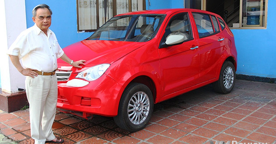 Tin VinFast thành công, ông Huyên Vinaxuki: Có tiền, tôi sẽ khôi phục lại ô tô con - 1
Ông Bùi Ngọc Huyên bên chiếc xe hơi của mình