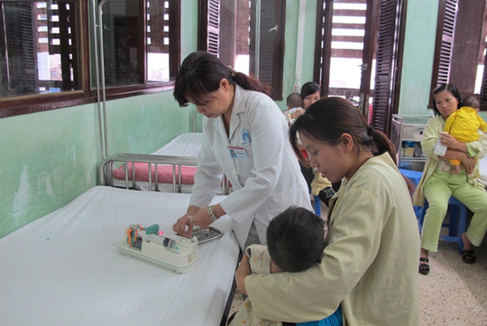 Dấu hiệu bất lợi khi dùng thuốc - 1 Nếu được bác sĩ khám ghi đơn thuốc, phải dùng đúng, dùng đủ thuốc và thực hiện tốt các chỉ dẫn Ảnh: NGỌC DUNG
