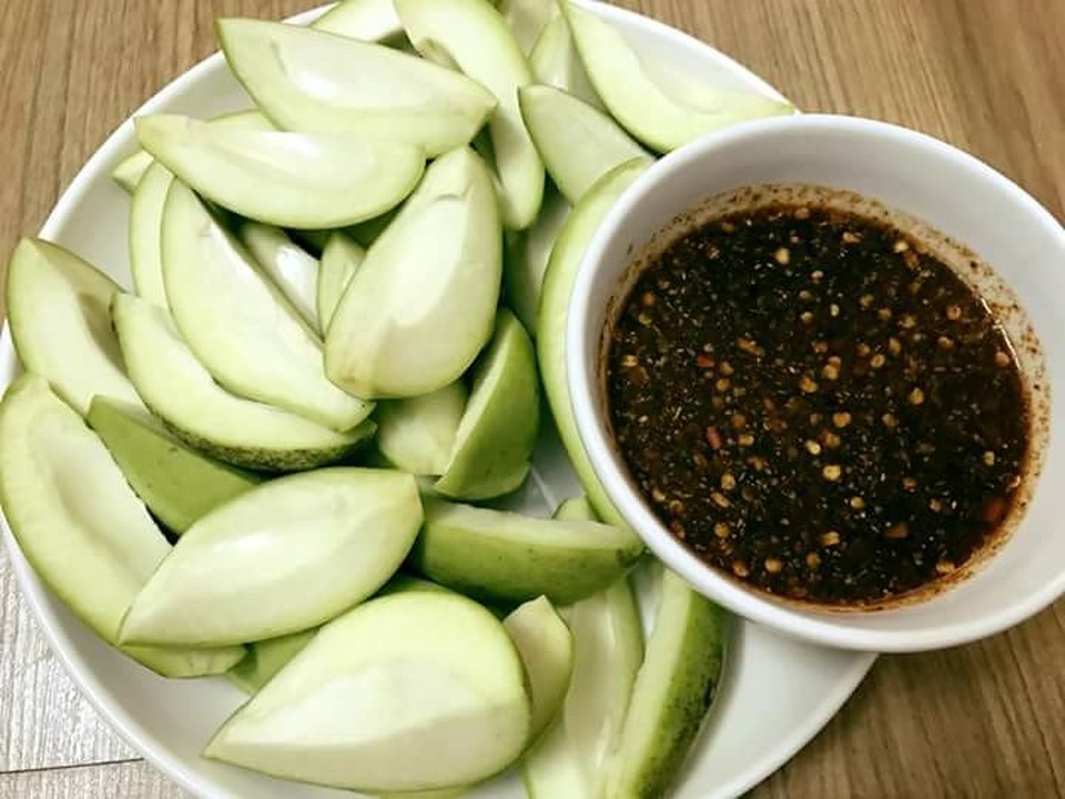 Xoài bao tử chấm mắm 'thần thánh': Dân ghiền ăn vặt ngày hết 1 tạ - 1
Xoài bao tử chấm mắm Thái đang là món ăn vặt gây sốt trong thời gian gần đây